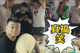 山东齐鲁台《拉呱》主持小么哥，地摊拍段子，那场面真叫一个搞笑