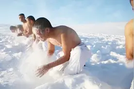 零下25度赤裸上身用雪洗澡！边防新兵野外训练真“生猛”