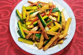 普通的黄瓜搭配豆腐干，就是一道家常菜——黄瓜炒香干，