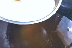 水淀粉鸡蛋倒进滚烫的油锅中，瞬间变美食，饭店一天卖50份，真爽