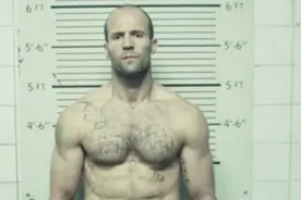 杰森参加死亡飞车大赛，拿五次冠军就可出狱，全程热血沸腾。