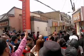 兰州市一二年级今天正式开学，中午放学家长接孩子场面壮观视频封面