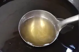 不管炸过食物的油有多浑浊，教你快速回清，吃着健康放心快试试吧视频封面