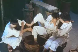 给芳姑做完换咏春做足疗，于是三个美女戏耍起来，真是热闹视频封面