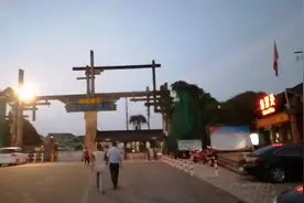 中国渔村景点，白天60元门票，包哥告诉你怎么样进去可以免门票？视频封面