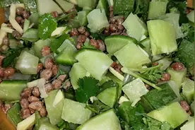 临沂农村大集上买的臭豆子，用萝卜拌成临沂特色小咸菜，非常不错