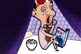 憨豆先生:憨豆先生抱着小熊在被窝看画册