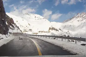 独库公路亲身体验了一把雪山上的厕所 生怕一阵风就被吹走了