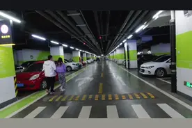 走进邯郸最大的室内停车场，里面犹如一座迷宫，关键白天还免费视频封面