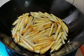 土豆切成条，往锅里一扔用油一炸，撒上面包糠隔壁小孩都馋哭了。