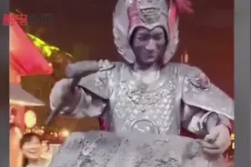 男子表演锤子砸到手走红 网友：等着你笑场视频封面