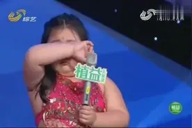 7岁小胖妞上台就委屈哭了，原来是练舞蹈的时候被妈妈打了