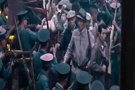 杜月笙亲手削的梨，对方竟无视，下一刻死得真惨！视频封面