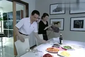 儿子带女友回家吃饭，父亲见到之后竟惊呆了，原来她是自己的情人视频封面