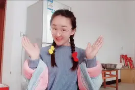 洗完头编俩小辫子，王老师已经不再是课堂上的王老师了，快疯了。