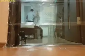 铲屎官用保鲜膜将猫咪困在房间里，看猫咪如何逃脱