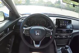 老外第一视角驾驶本田十代雅阁，2.0T手动挡！小伙子开车很守规矩视频封面