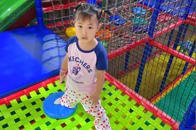 小优和哥哥去淘气堡玩，黄色的气垫滑滑梯真好玩，速度快刺激开心