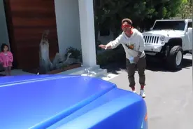 结婚5周年，妻子送丈夫一个礼物，丈夫打开眼罩那一刻全是惊喜！