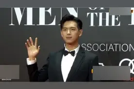 李现 现身红毯，经典黑白配色带来“西装杀”，演绎别样绅士视频封面