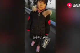 小姑娘放学回家迷路遇到好心人给送回家，父亲给好心人下跪感谢视频封面