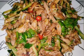 手撕凉拌鸡腿的好吃做法，肉质嫩滑，好吃入味，招待客人倍有面。