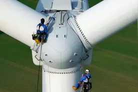 爬上百米高风力发电机维护检修，给10000块一个月我也没这胆子视频封面