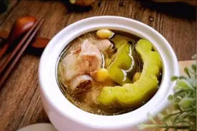 苦瓜黄豆排骨汤、味道鲜美、清爽可口，夏天喝清热败火、清热解毒
