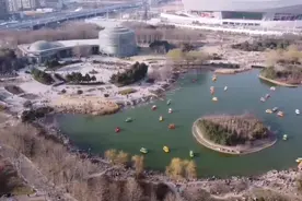 航拍正月初五的郑州植物园，人真的很多，奥体中心旁边！视频封面