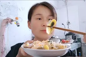 2个西红柿，一杯牛奶，再来半个馒头，妹子吃早饭，不信你不瘦视频封面