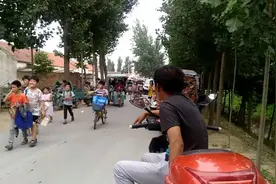 河南农村接孩子上学.全是爷爷.奶奶每天都要跑几公里送小孩上学视频封面