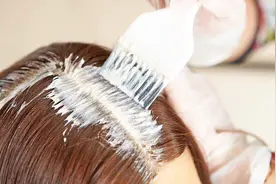 染发后用温水洗头还是热水洗头？好多人做错了，难怪掉色厉害