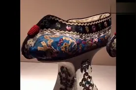 这是慈禧穿过的鞋，用上好的宝石装饰，鞋底的高度让人不敢相信视频封面