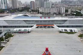 航拍茂名新高铁站，疫情期间，搭车的人寥寥无几。