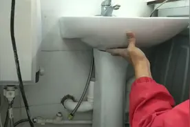 师傅安装个洗手盆，手工费比盆都贵，房主还愿意给吗？视频封面