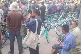 张庄路劳务市场人山人海。视频封面