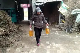 大妮老妈去炸花生油，六十多斤花生籽炸了三壶半油，一壶油划八十视频封面