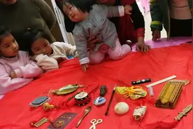 合肥风俗:小孩一周岁抓周全记录(萌宝抓了砚台、尺子和毛笔丿
