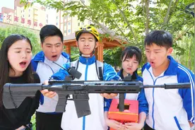 学校手工课，学渣用废纸板做出一把M416，成功赢走10桶火鸡面