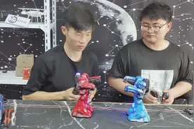 拆箱试玩遥控对战机器人，可以体感控制，这次和小伙伴玩嗨了