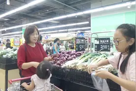 燕子晚上9点逛超市买特价菜，早餐做牛肉披萨配蔬菜沙拉，有食欲