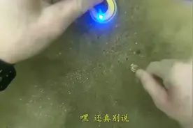 国外小伙沙滩寻宝，意外发现神秘宝箱视频封面