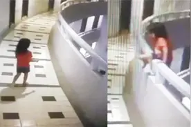 女孩独自爬上栏杆 不料从酒店11楼坠下重伤 监控拍下全过程视频封面