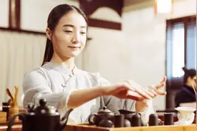 为什么都说第一泡茶不要喝？茶艺师解说第一泡茶为何要倒掉视频封面