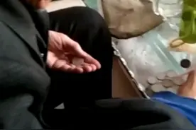 看看这老爷子在干啥视频封面