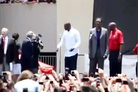 没想到姚明的人气在国外这么高！现身休斯顿后全场观众尖叫不断