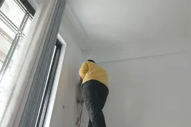 小伙打一个空调孔100元，钱来的真快视频封面