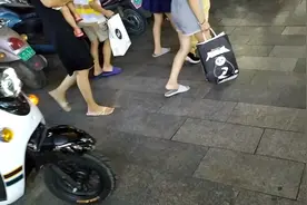 广西百色田阳区步行街，人来人往视频封面