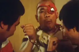 警察来抓发疯的精神病人 没想到最后把自己拷起来了！