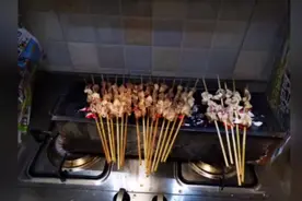 家中碳烤羊肉串，抽油烟机真好用